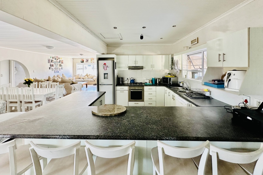4 Bedroom Property for Sale in Perlemoenbaai Western Cape